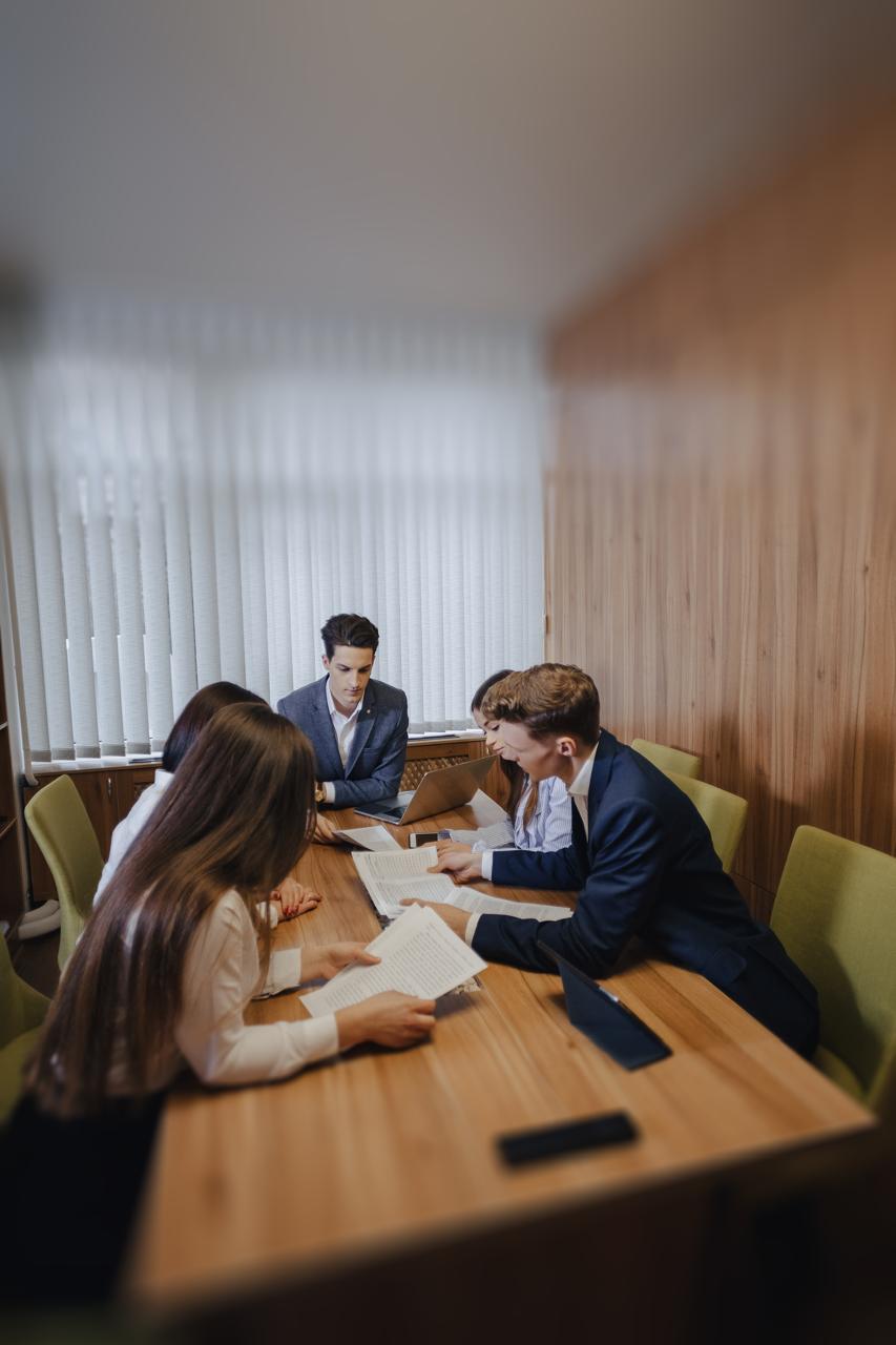 Equipe corporativa em reunião colaborativa